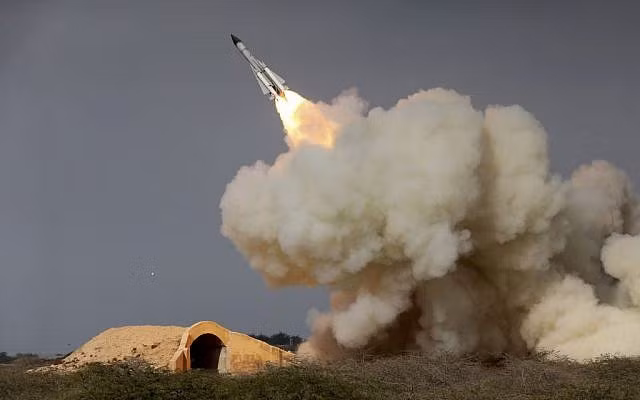 Phải chống lại một Không quân Israel "thông minh", kíp trắc thủ S-200 Syria không là đối thủ xứng tầm. Trong các cuộc đụng độ nhỏ lẻ năm 2015-2016, S-200 đều không thể bảo vệ bầu trời Syria dù nhiều tên lửa rời được bắn đi, nhưng thường bay hết tầm rơi đâu đó xuống nước khác mà không trúng bất cứ cái gì. Nguồn ảnh: times of israel