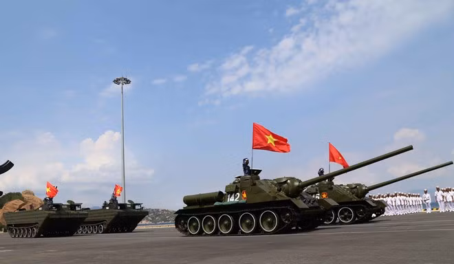 Điều đáng lưu ý, SU-100 là khẩu pháo tự hành xung kích được chế tạo từ thời chiến tranh thế giới thứ 2. Nhiều quốc gia hiện không còn sử dụng, thậm chí ở Nga SU-100 ra khỏi biên chế từ lâu. Thế mà, Việt Nam vẫn sử dụng tốt trong điều kiện chắc chắn là không còn linh kiện phụ tùng thay thế. Vậy, điều gì giúp chúng ta duy trì SU-100 như mới lâu tới như vậy? Nguồn ảnh: Tiền Phong