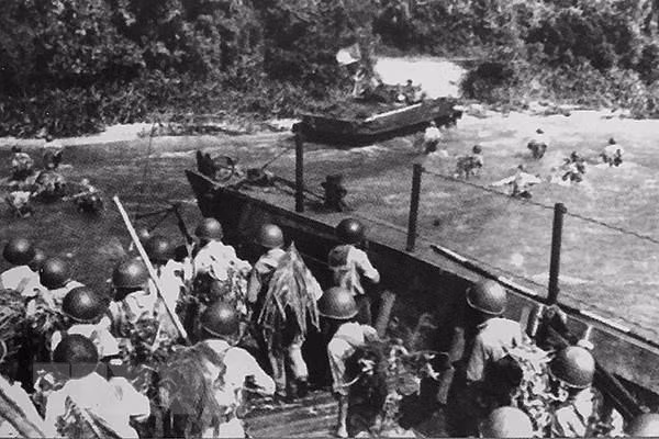 Đêm 9/1/1979, Hạm đội 171 đánh vào Côngpôngxom và Ream. 3 tiểu đoàn bộ binh của Vùng 5 từ Tàu 05 và 07 thực hiện nhiệm vụ đổ bộ lên hai cảng. Tại cảng Ream, địch còn nhiều lực lượng nên chúng phản ứng mạnh. Hạm đội 171 đã dùng Tàu 05 và 07 chi viện hỏa lực cho 2 tàu PCF chở Đại đội 5, Tiểu đoàn 4 của Lữ đoàn 101vừa chiến đấu vừa tiến vào cảng cùng 1 đại đội bộ binh cơ giới của Sư đoàn 304. Nguồn ảnh: Báo Hải quân