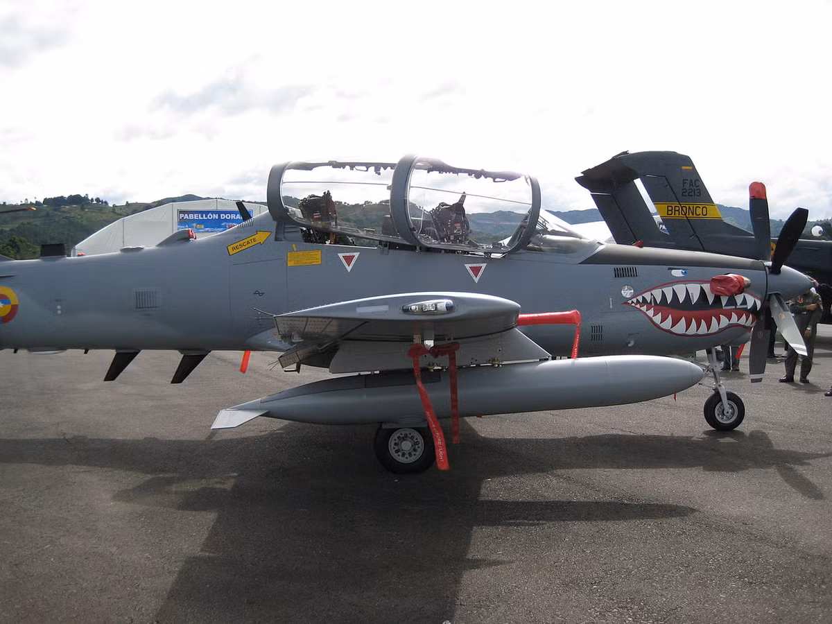 Mang hình dạng của máy bay thời CTTG 2, nhưng A-29 Super Tucano tích hợp hàng loạt công nghệ điện tử thế hệ mới tương đương với các máy bay chiến đấu phản lực hiện đại. Ví dụ như hệ thống cảm biến quang học/hồng ngoại AN/AAQ-22; kính nhìn đêm ANVIS-9; hệ thống lái tự động; hệ thống đo xa laser; hệ thống màn hình hiển thị màu đa năng... Nguồn ảnh: Wikipedia