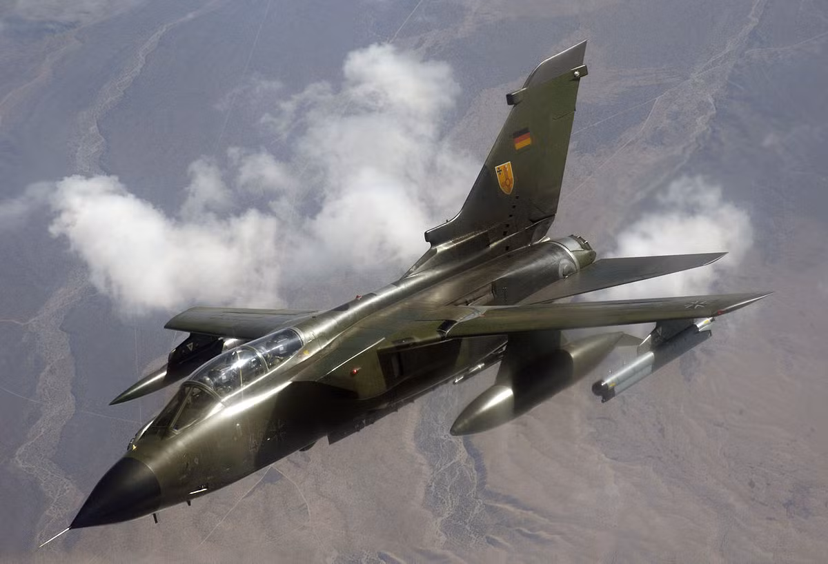 Tornado có thể đạt tốc độ tối đa lên tới 2.400km/h ở độ cao 9.000m hoặc tốc độ 1.482km/h ở độ cao thấp hơn; tầm bay chiến đấu 1.390km hoặc cực đại 3.890km với 4 thùng dầu phụ; trần bay 15.240m; vận tốc leo cao 76,7m/s. Nguồn ảnh: Wikipedia