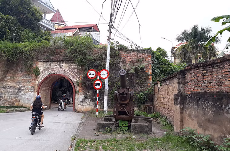 Thành cổ Lạng Sơn hay còn gọi là Đoàn Thành nằm ở phường Chi Lăng, TP Lạng Sơn là di tích lịch sử cấp quốc gia của nước ta. Hiện nay, trải qua bao biến cố lịch sử thành chỉ còn lại cổng và một số đoạn tường thành. Đáng chú ý, ở cổng thành bao năm qua vẫn luôn đặt một khẩu đại bác khổng lồ.