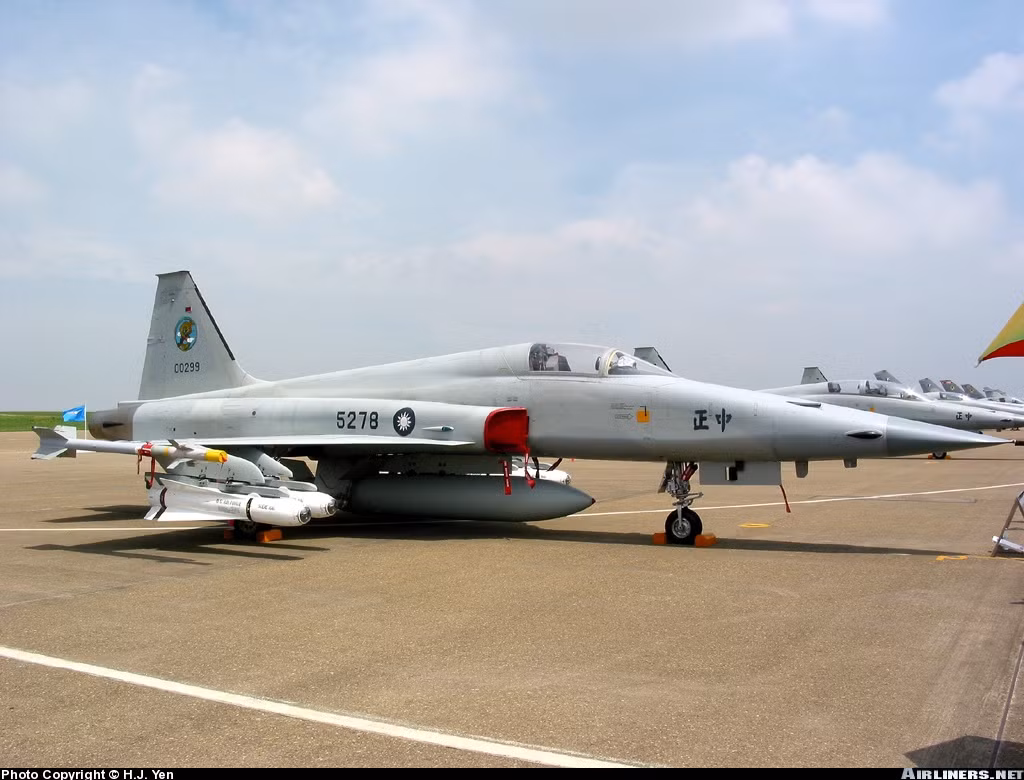 Tuy vậy, có những linh kiện phụ tùng cốt lõi của F-5E là không thể thay thế, cho nên đó là lý do khiến Đài Loan yêu cầu Mỹ hỗ trợ phụ tùng. Nguồn ảnh: Airliners.net