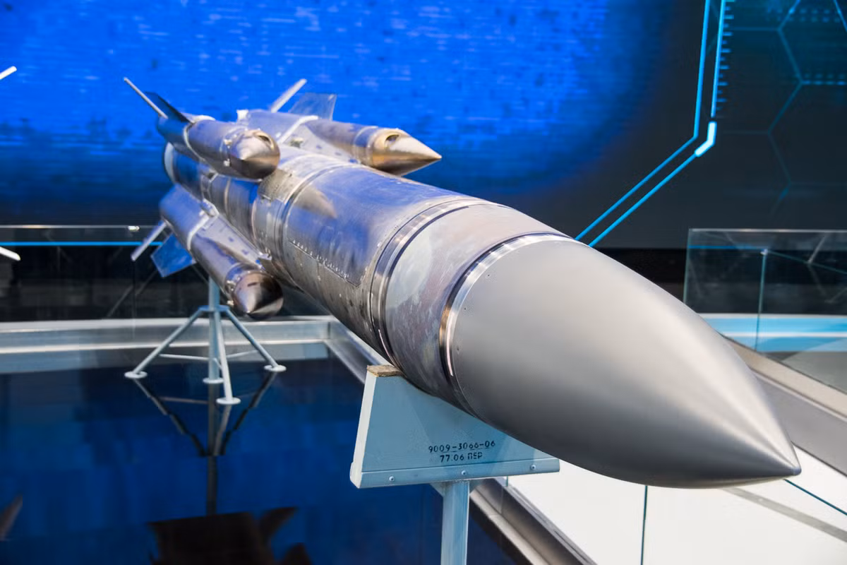 Tên lửa chống radar có tốc độ bay siêu âm Kh-31PD - phiên bản tăng tầm của Kh-31P mà Su-30MK2 Việt Nam có trang bị. Nguồn ảnh: Bmpd