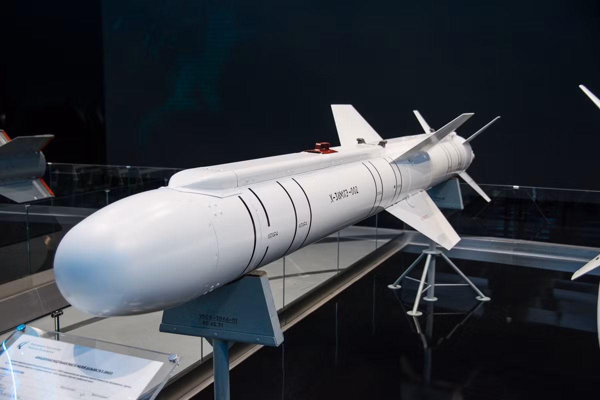 Tên lửa không đối đất Kh-38ME được phát triển có kế thừa mẫu Kh-25 thời Liên Xô để trang bị riêng cho tiêm kích tàng hình Su-57. Tên lửa đạt tầm bắn 40km, sử dụng nhiều loại đầu tự dẫn từ radar tới laser, hồng ngoại, vệ tinh... Nguồn ảnh: Bmpd
