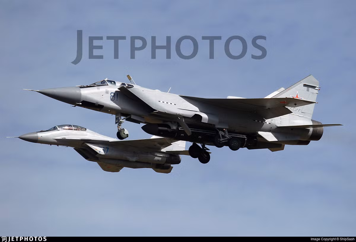 Chưa kể, 20.000m và 2.500km/h chưa phải là giới hạn với máy bay MiG-31, theo nhà sản xuất các thử nghiệm khẳng định MiG-31 thừa sức bay ở độ cao 25.000m, tốc độ tối đa là Mach 2,83 3.000km/h. Ở độ cao này, nhiều loại tên lửa đất đối không hiện nay thực tế là rất khó bắn trúng mục tiêu. Tuy độ cao của S-300 với tới 27.000m, nhưng thực tế bắn hết tầm như vậy thường là không hiệu quả. Ảnh: Jetphotos
