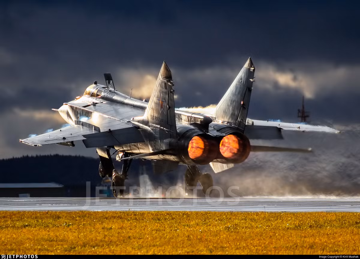 MiG-31BM là phiên bản hiện đại hóa của dòng máy bay tiêm kích đánh chặn hạng nặng MiG-31 được chế tạo dưới thời Liên Xô. Nhưng đến ngày nay, nó vẫn tỏ ra không hề lỗi thời dù đã phục vụ gần được nửa thế kỷ. Nó vẫn được xem là một trong những máy bay tiêm kích nguy hiểm nhất với máy bay ném bom, máy bay cảnh báo sớm của Mỹ. Ảnh: Jetphotos