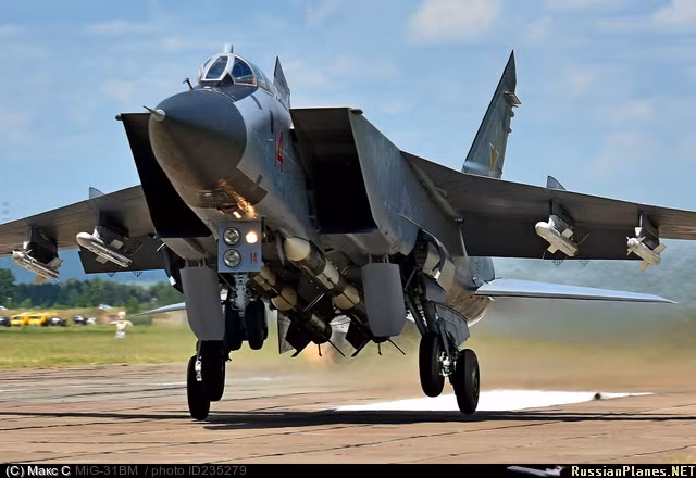 MiG-31BM là phiên bản hiện đại hóa sâu rộng của dòng MiG-31 được đưa vào thử nghiệm năm 2008 và bắt đầu nâng cấp quy mô từ năm 2011. So với MiG-31 nguyên bản, hiệu quả chiến đấu của MiG-31BM tăng gấp 2,6 lần. Ảnh: Russian Planes