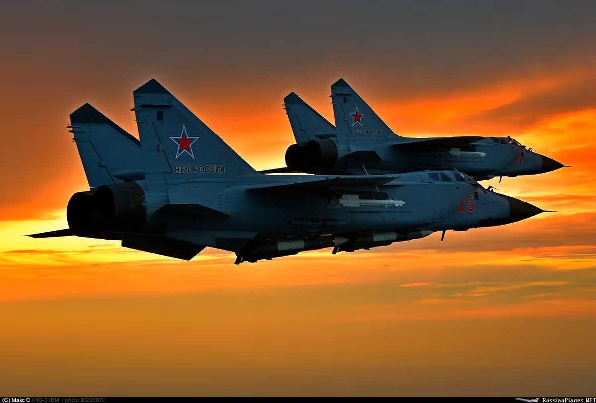 MiG-31 hiện có tầm bay cực đại 3.000km, bán kính chiến đấu 1.400km nếu bay tốc độ cận âm và độ cao 10.000m, nếu bay ở độ cao 18.000m trở lên với tốc độ 2.500km/h thì tầm bay giảm xuống 720km, tốc độ leo cao 288m/s. Ảnh: Russian Planes