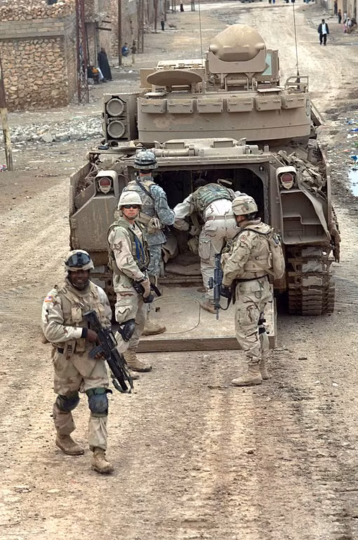 Bradley đạt tốc độ di chuyển 56km/h, dự trữ hành trình 400km với động cơ diesel 600hp Cummins VTA-903T. Kíp lái gồm 3 người và có thể chở thêm 6 binh sĩ nai nịt đầy đủ. Nguồn ảnh: Wikipedia