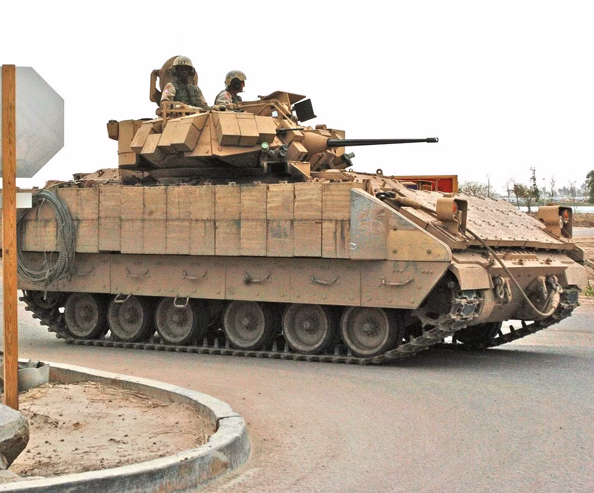 Cả hai dòng xe chiến đấu M2/M3 Bradley đều nặng khoảng 27 tấn, nhưng có thể tăng lên 33 tấn nếu trang bị thêm các gói giáp tăng cường tăng khả năng sống sót. Theo một số nguồn tin, Bradley có khả năng kháng chịu đạn xuyên thép 30mm và các phát bắn từ súng chống tăng RPG-7 (B41). Nguồn ảnh: Wikipedia