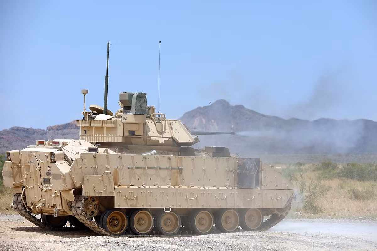 Về mặt hỏa lực, tháp pháo của Bradley trang bị khẩu pháo tự động 25mm M242 Bushmaster với 300 viên đạn trong hai hộp tiếp đạn và có thêm 600 viên dự trữ. Loại pháo này hữu hiệu khi đối phó bộ binh và các xe thiết giáp nhẹ, tuy vậy với đạn xuyên thép M791 lõi tungsten có khả năng xuyên phá cả xe tăng T-55. Nguồn ảnh: Wikipedia