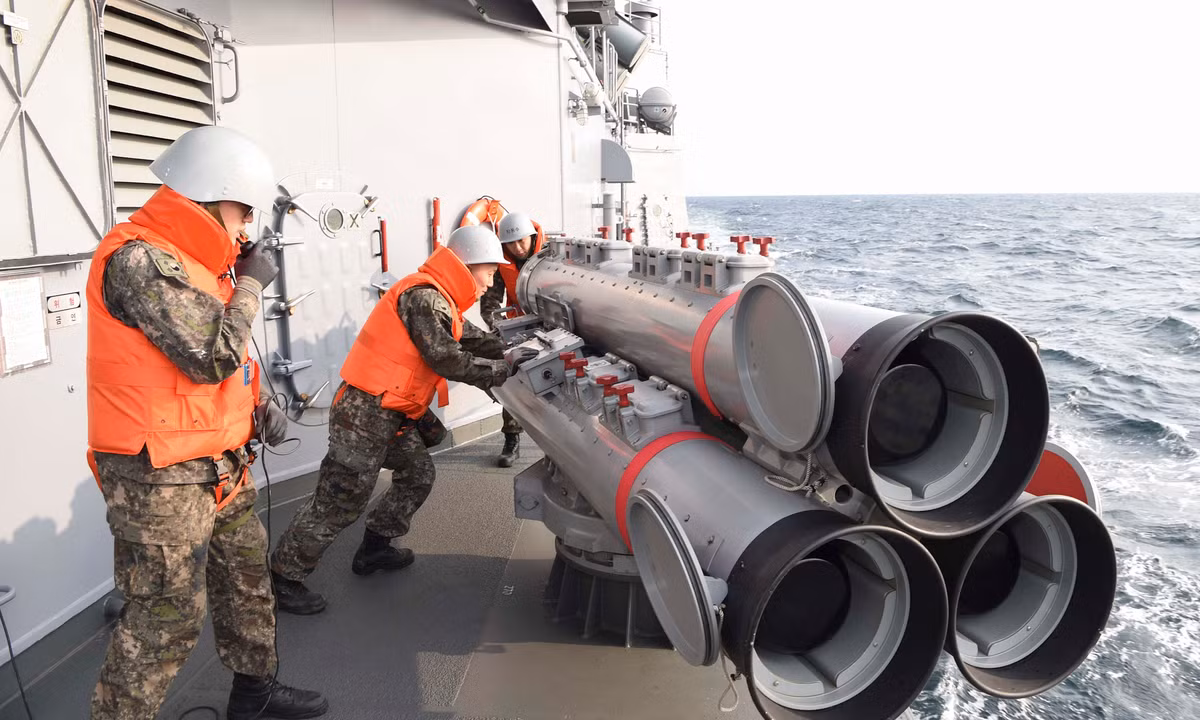 Dĩ nhiên, đã có đầy đủ vũ khí phòng không – chống hạm cực mạnh tới vậy, người Italy không quên vũ khí chống ngầm cho “tàu tuần tra” của mình. Theo thiết kế nó được trang bị 6 ống phóng ngư lôi 324mm và 2 ống phóng loại 533mm. Nguồn ảnh: Reddit