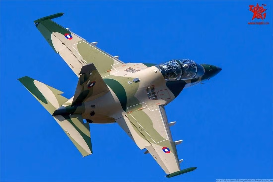 Theo thiết kế, Yak-130 mang được tới 3 tấn vũ khí trên 7 điểm treo bao gồm tên lửa không đối không và bom không điều khiển. Máy bay hoàn toàn đáp ứng được nhiệm vụ tác chiến đối không, đối đất ở mức vừa phải khi cần. Máy bay đạt tốc độ bay cận âm 1.060km/h, bán kính chiến đấu 555km, trần bay 12.500m. Nguồn ảnh: top81.cn