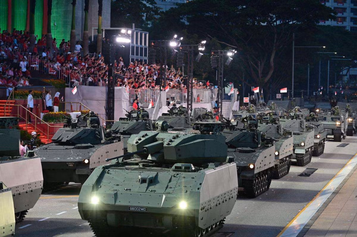 Xe chiến đấu bộ binh Hunter AFV (đi đầu) và tiếp đó là dòng Bionix II. Đáng chú ý, hai dòng xe này đều do Singapore tự sản xuất. Nguồn ảnh: Mediacorp