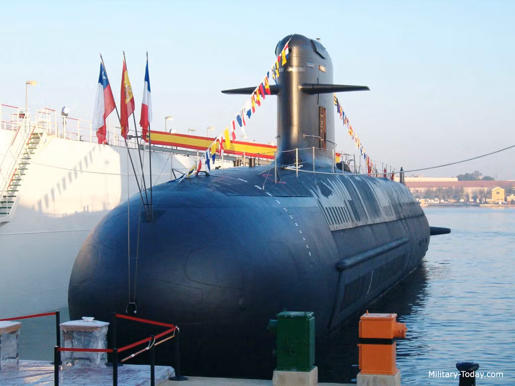 Scorpene là thiết kế tàu ngầm tấn công chạy động cơ điện - diesel do Tập đoàn DCNS Pháp liên doanh với công ty Navantia của Tây Ban Nha hợp tác thiết kế, sản xuất cho thị trường xuất khẩu. Ước tính, từ 1999 tới nay họ đã sản xuất 8 chiếc cho 4 quốc gia, tương lai sẽ tăng lên đến 19 chiếc với các hợp đồng "khủng" chuyển giao giấy phép sản xuất, linh kiện phụ tùng cho Ấn Độ chế tạo trong nước. Nguồn ảnh: Military-Today