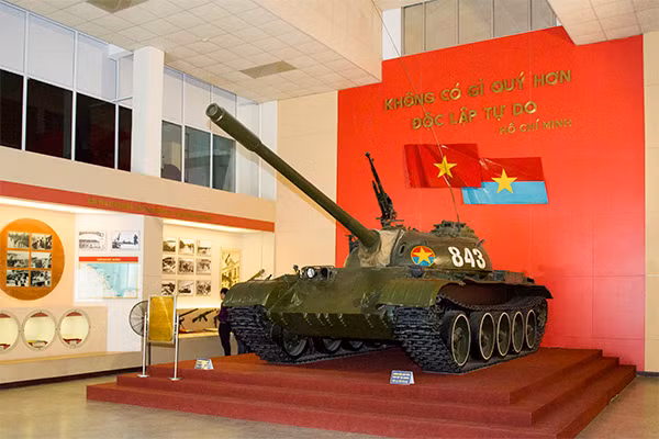 Xe tăng T-54B là phiên bản cải tiến được phát triển trên cơ sở người tiền nhiệm T-54A, thiết kế (mang mật danh Object 137G2) được hoàn thành năm 1955, chính thức đưa vào phục vụ năm 1957. Nguồn: Bảo tàng LSQS