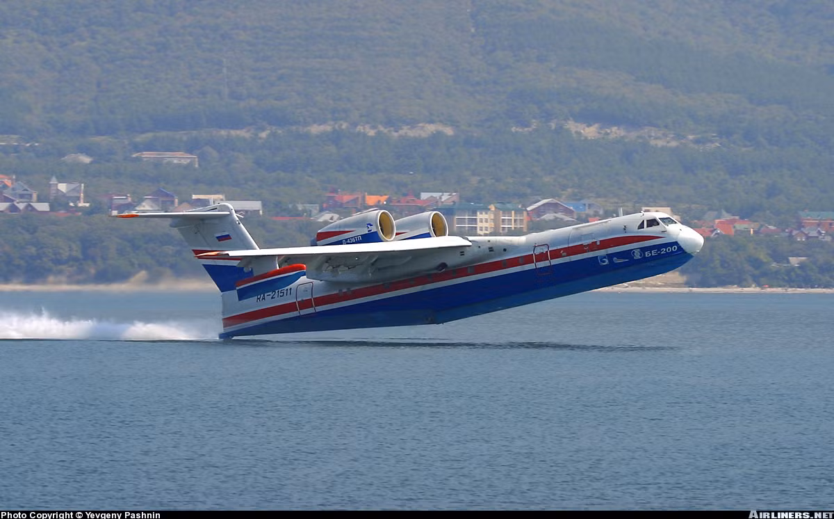 Trên cánh của Be-200 lắp động cơ turbofan Progress D-436TP - phiên bản "chống ăn mòn" chuyên dùng trên biển của dòng động cơ D-436, được thiết kế đặc biệt cho "thủy quái" Be-200. Nguồn ảnh: Airliners.net