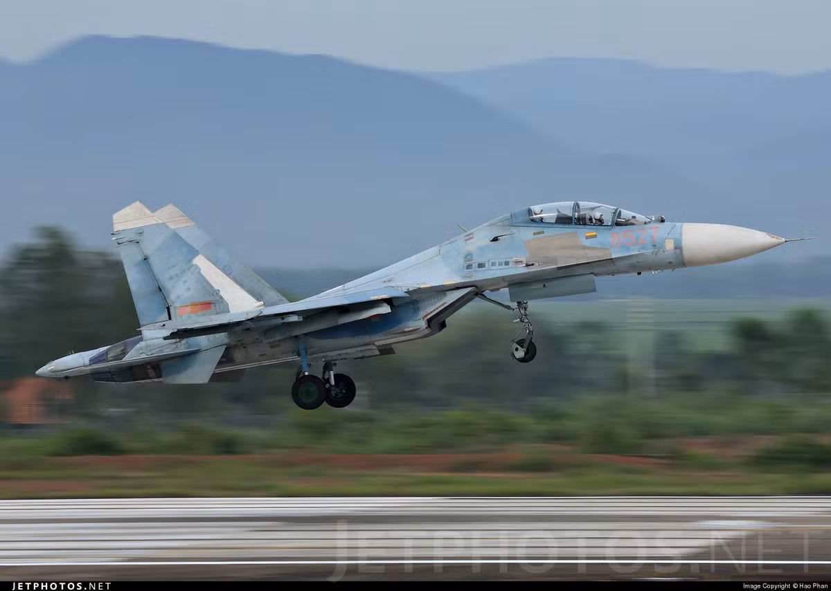Trải qua 24 năm phục vụ, toàn bộ máy bay Su-27 hiện đã được nhà máy A32 tự đại tu sửa chữa lớn đảm bảo trở lại phục vụ thêm 10-15 năm nữa. Nguồn ảnh: Jetphotos