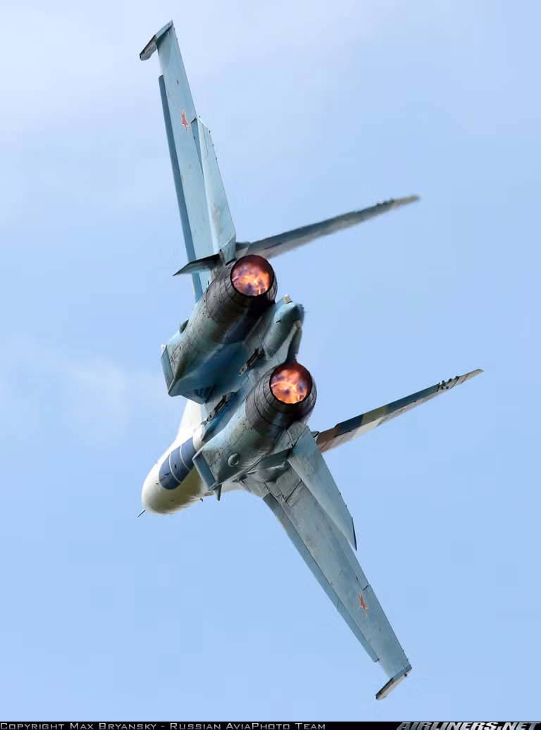 Về vũ khí, Su-27 là loại máy bay chiến đấu có nhiều giá treo nhất trong lịch sử phát triển tiêm kích của Liên Xô. Nó có tới 10 điểm treo cho phép triển khai 3 loại tên lửa không đối không: tầm ngắn R-73; tầm trung R-27 và R-77. Ngoài ra, nó có thể mang các loại bom thông thường và thông minh (phiên bản Su-27SM sau này). Nguồn ảnh: Airliners.net