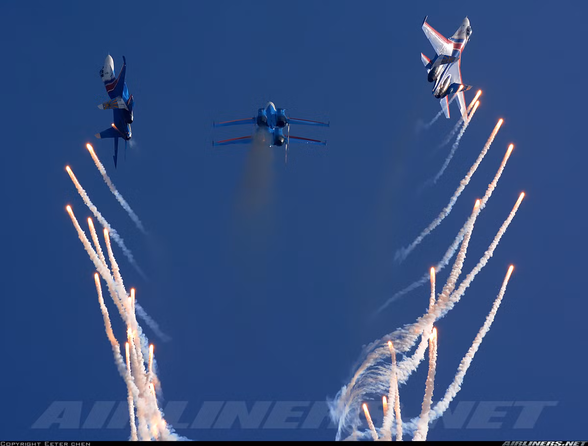 Sau 42 năm phục vụ "không biết mệt mỏi", tiêm kich thành công nhất của OKB Sukhoi - Su-27 vẫn chưa có dấu hiệu được cho nghỉ hữu. Dòng máy bay chiến đấu đa năng hạng nặng tương đương với mọi tiêm kích thế hệ 4 hiện đại nhất hiện nay vẫn không tỏ ra lỗi thời và lạc hậu. Nguồn ảnh: Airliners.net