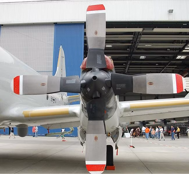 Cận cảnh động cơ turboprop T56-A-14 công suất 4.600shp/chiếc với cánh quạt 4 lá đường kính 4,11m. Nguồn ảnh: Wikipedia