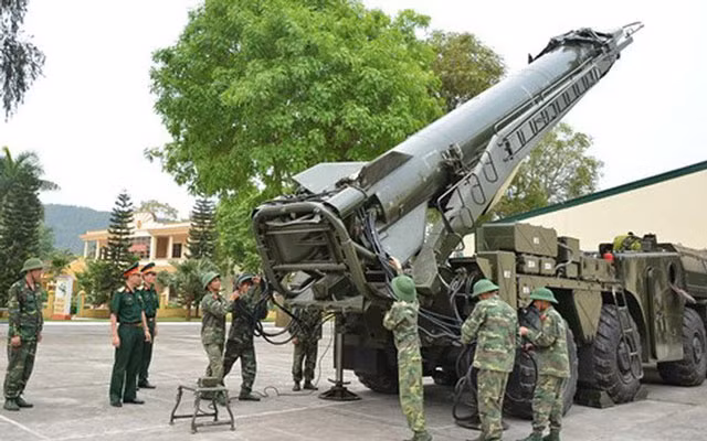 Theo tài liệu “Scud Ballistic Miss and Launch System 1955-2005” (công ty xuất bản sách Osprey Publishing có trụ sở tại Oxford, Anh), năm 1979 Liên Xô đã viện trợ cho Việt Nam 12 xe phóng cùng số lượng nhỏ tên lửa đạn đạo Scud biên chế đủ cho một lữ đoàn. Ảnh: QĐND