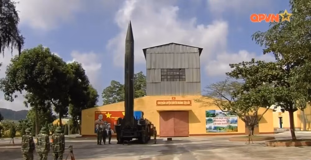Tên lửa R-17 (Scud B) có chiều dài 11,25m, đường kính thân 0,88m, trọng lượng phóng 5,9 tấn, trang bị đầu đạn thuốc nổ nặng 1 tấn (ước tính với tốc độ va chạm 1,4km/s sẽ tạo ra hố sâu 1,5-4m, rộng 12m), tầm bắn cực đại (với phiên bản xuất khẩu) là từ 290-300km. Ảnh: QPVN