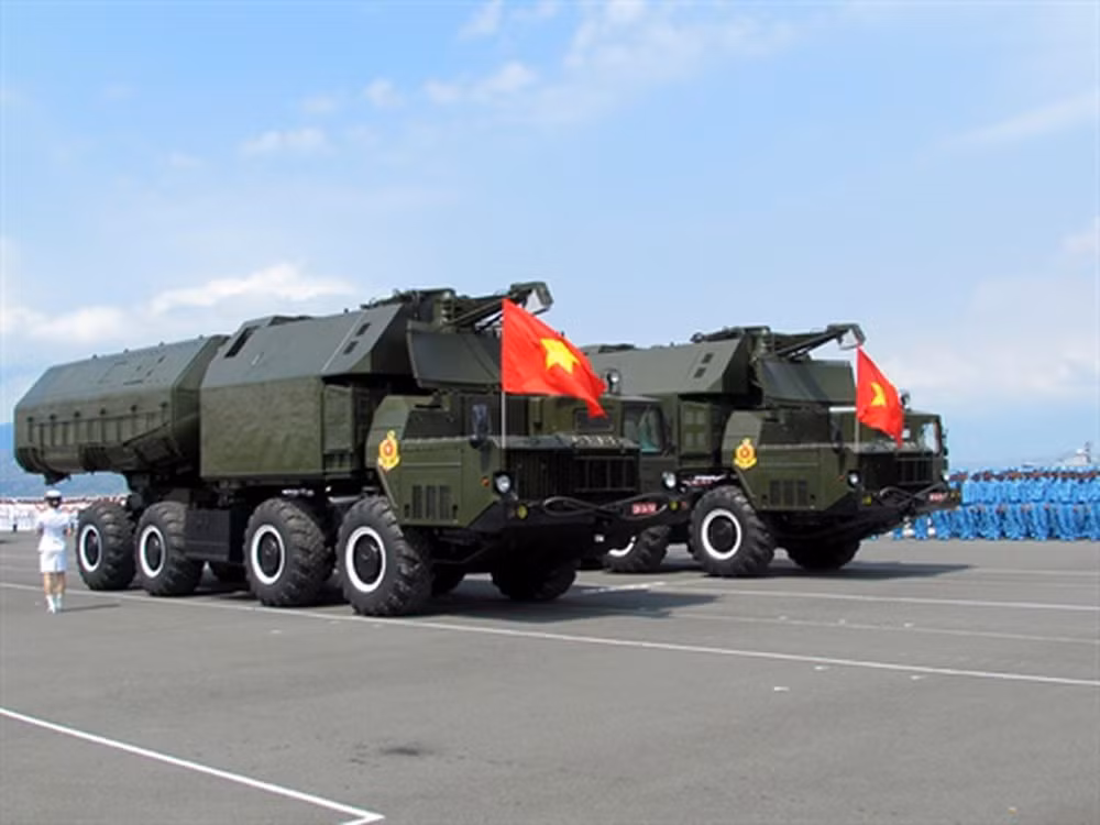 Đầu tiên là hệ thống tên lửa phòng thủ bờ biển di động 4K51 Rubezh (NATO gọi là SSC-3) do Liên Xô phát triển từ những năm 1980 cho nhiệm vụ tiêu diệt tàu mặt nước gần bờ. Việt Nam nhận tổ hợp vũ khí này đầu những năm 1980 và biên chế cho Đoàn 679, hiện trên thế giới chỉ có Nga - Cuba và Syria dùng loại này. Ảnh: Tiền Phong