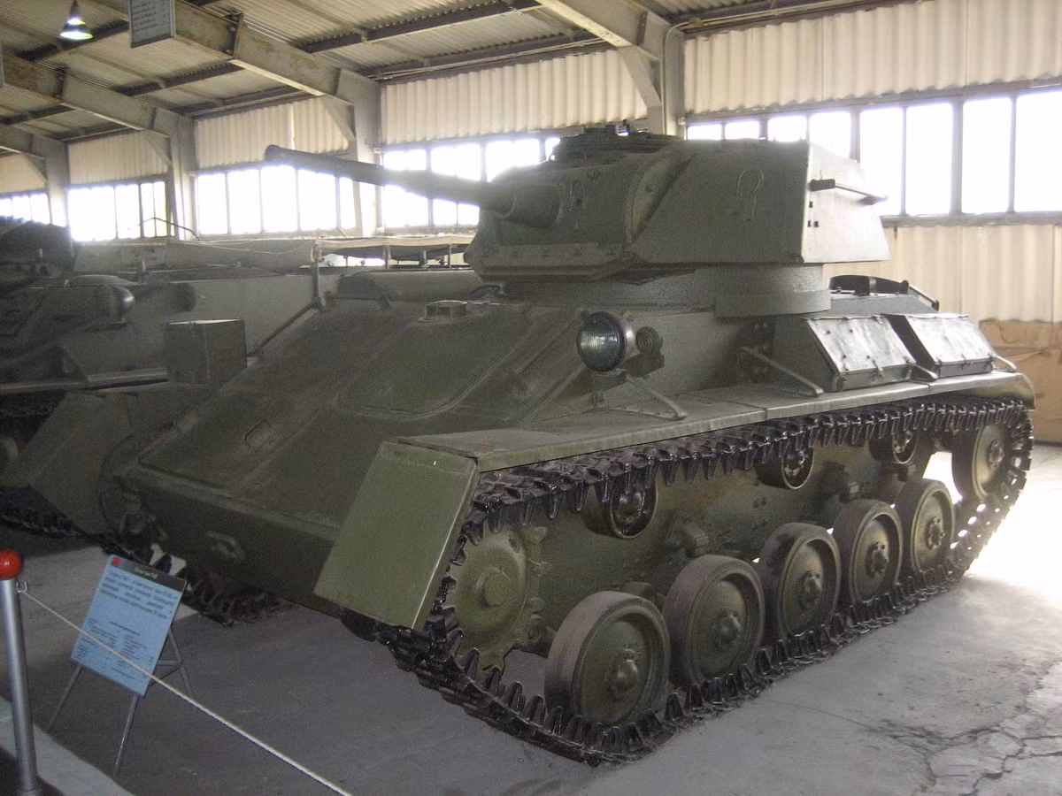 Trong ảnh chính là hình dạng xe tăng T-80 của những năm 1940, hay chính xác hơn nó được thiết kế năm 1943 trên cơ sở mẫu T-70. Nguồn ảnh: Youtube
