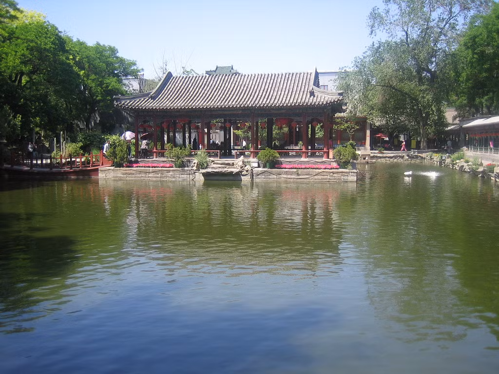 Sau Cách mạng Tân Hợi 1911, Cung Vương Phủ vẫn nằm trong tay con cháu Dịch Hân nhưng gia tộc ngày càng lụn bại. Năm Dân quốc thứ nhất, phủ này bị Phổ Vĩ (cháu của Dịch Hân) bán cho Giáo hội với giá 400.000 đồng tiền Tây, sau đó Phủ Nhơn Đại học đã chuộc lại bằng 108 thỏi vàng, đồng thời dùng làm giảng đường dành cho nữ sinh. Ảnh: Wikipedia.
