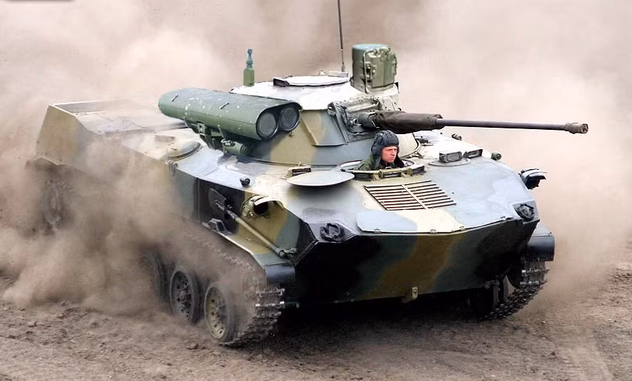 So với tháp pháo cũ, Berge nhìn chung bố trí hệ thống tên lửa chống tăng khoa học hơn. Kiểu cũ phải đặt bệ phóng "cao lêu nghêu và trông không chắc chắn" trên nóc tháp, trong khi kiểu mới đặt cạnh bên cho phép khai hỏa bất cứ lúc nào hai loạt liên tiếp. Nguồn ảnh: Wikipedia
