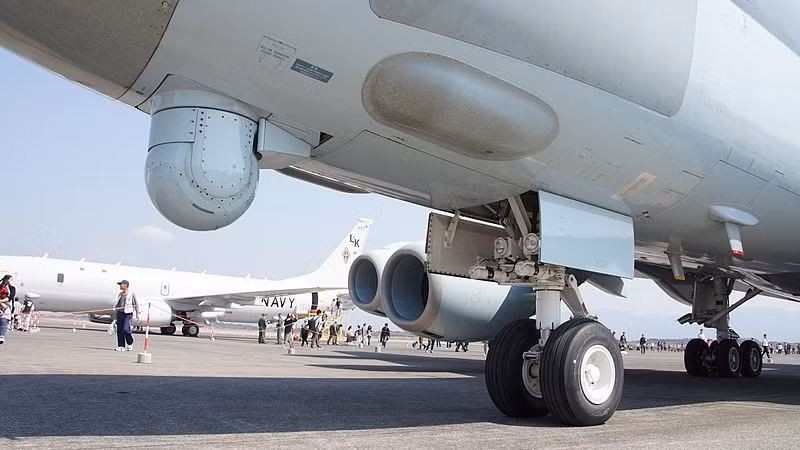 P-1 sở hữu hệ thống điện tử hàng không được cho là không kém gì P-3 Orion, chỉ có điều nó chưa trải qua thực chiến vì còn quá mới. Máy bay trang bị radar mạng pha chủ động của Toshiba, sonar định vị NEC, hệ thống chỉ huy tác chiến chống ngầm của Shinko Electric, hệ thống đối phó điện tử của Mitsubishi... Nguồn ảnh: Wikipedia