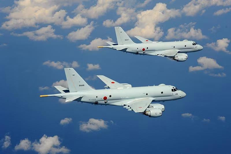 Trong khuôn khổ triển lãm hàng không Paris Air Show, Nhật Bản gần như là lần đầu tiên đưa “phương tiện quân sự cỡ lớn” đi xa tới vậy – máy bay tuần tra biển – săn tàu ngầm Kawasaki P-1. Theo giới chuyên gia quốc tế, động thái này là “tuyên bố chính thức” của Nhật Bản về việc săn sàng cung cấp máy bay săn ngầm hiện đại nhất của mình cho bất cứ ai. Nguồn ảnh: Wikipedia