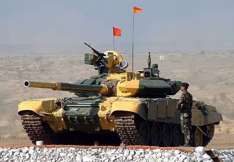 Về mặt hỏa lực, xe tăng T-90S trang bị hệ thống nạp đạn tự động kết hợp với khả năng phóng tên lửa qua nòng, trong khi Leopard 2SG đang nạp đạn bằng pháo thủ. Nguồn ảnh: Wikipedia