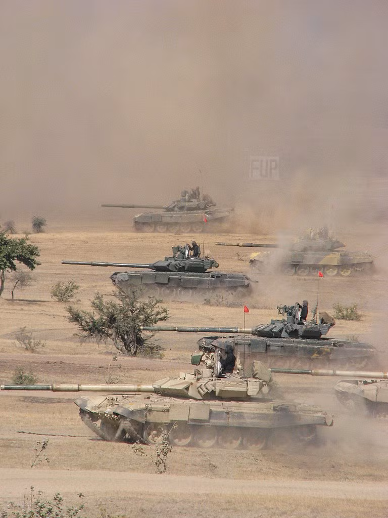 So với Leopard 2SG của Singapore, T-90S hiện đại hơn hẳn về mặt hỏa lực, giáp bảo vệ và cả sự cơ động. Ví dụ như trong khi Leopard 2SG chỉ có giáp compostie kết hợp với các module giáp tăng cường thì T-90S được trang bị giáp phản ứng nổ kết hợp hệ thống phòng vệ chủ động Shtora hiện đại hơn có thể “đánh chặn” tên lửa chống tăng. Nguồn ảnh: Wikipedia