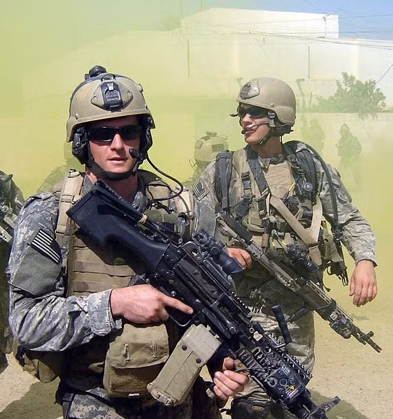 Đáng ngạc nhiên, FN MK 48 Mod 0 được chấp nhận trang bị cho USSOCOM năm 2003 vốn được phát triển từ khẩu FN MINIMI của FN Herstal với một vài sửa đổi nhỏ phù hợp hơn với binh sĩ Mỹ. Hóa ra, lực lượng đặc nhiệm Mỹ từ lâu đã không còn “tin dùng vũ khí nội 100%”, thay vào đó phải dùng vũ khí nhập ngoại dù là cường quốc sản xuất súng ống đạn dược. Nguồn ảnh: Wikipedia