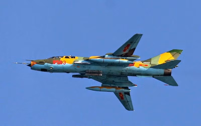 Về trang bị vũ khí, máy bay Su-22UM3K có khả năng mang hàng loạt loại rocket, bom và tên lửa có điều khiển. Tất nhiên, các loại vũ khí của chúng vẫn kém hơn một chút so với Su-22M4 vốn hiện đại hơn hẳn. Tải trọng mang vác bom đạn của Su-22UM3 là 4 tấn trên 12 điểm treo. Ảnh: PK-KQ