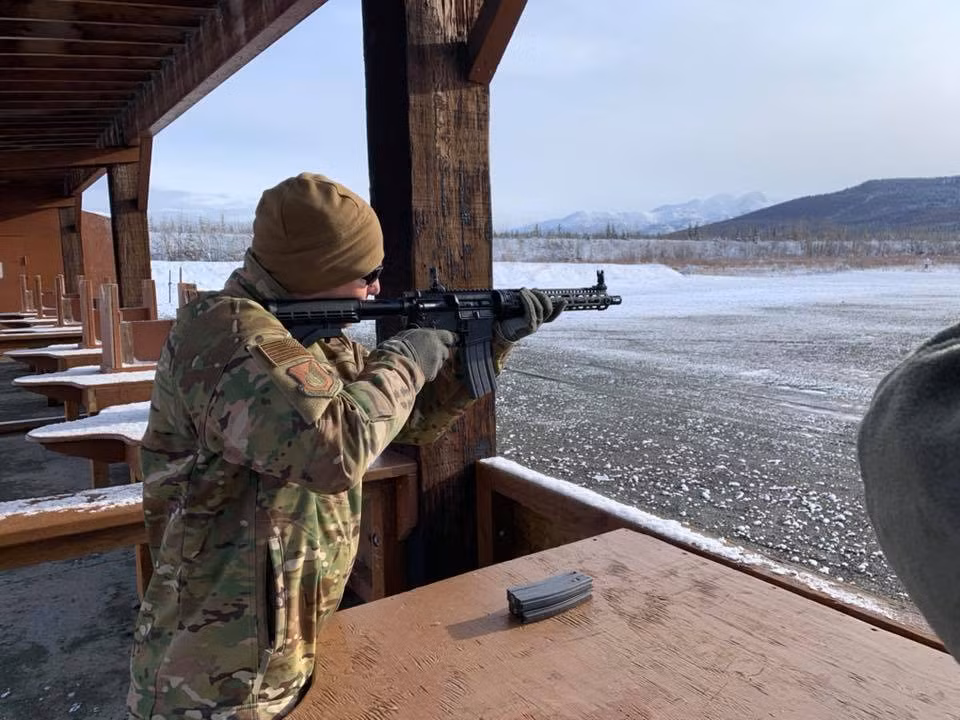 Thế nên, từ năm 2018, Không quân Mỹ bắt đầu lên kế hoạch trang bị súng carbine GAU-5A cho các phi công máy bay F-22. Nguồn ảnh: dambiev