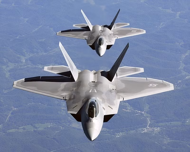 Trong bối cảnh Nga cung cấp hệ thống tên lửa phòng không tiên tiến như S-300 cho Syria hay S-400 cho Trung Quốc thì viễn cảnh có một ngày tiêm kích tàng hình F-22 bị bắn rơi là điều khó tránh. Thế nên, ngay lúc này người Mỹ bắt đầu tính tới việc trang bị vũ khí phòng thân bảo vệ tính mạng phi công khi cần thiết. Nguồn ảnh: Wikipedia