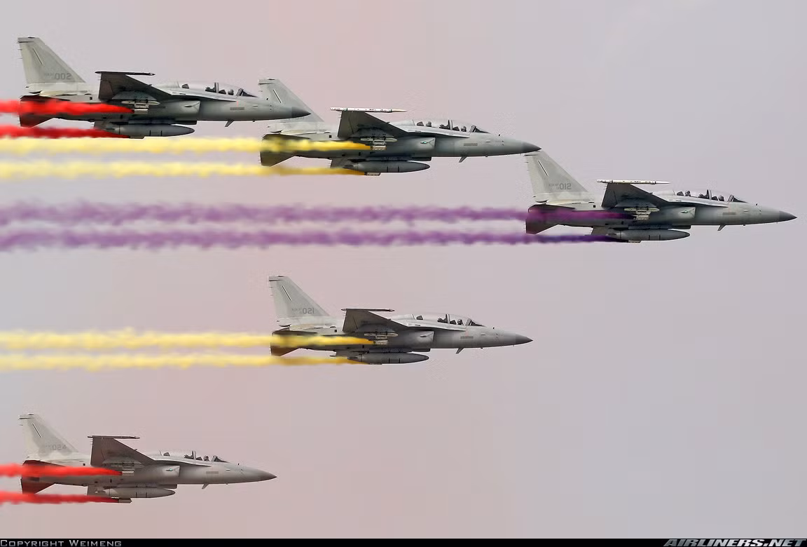 Đây là thông tin khá bất ngờ vì trước đó FA-50 phải chịu sự cạnh tranh gay gắt từ nhiều ứng viên khác như Kfir của Israel; Dassault Mirage F1 của Pháp; L-159 ALCA của Czech; JF-17 Thunder của Trung Quốc; thậm chí là Sukhoi Su-24 từ Nga. Nguồn ảnh: Airliners.net
