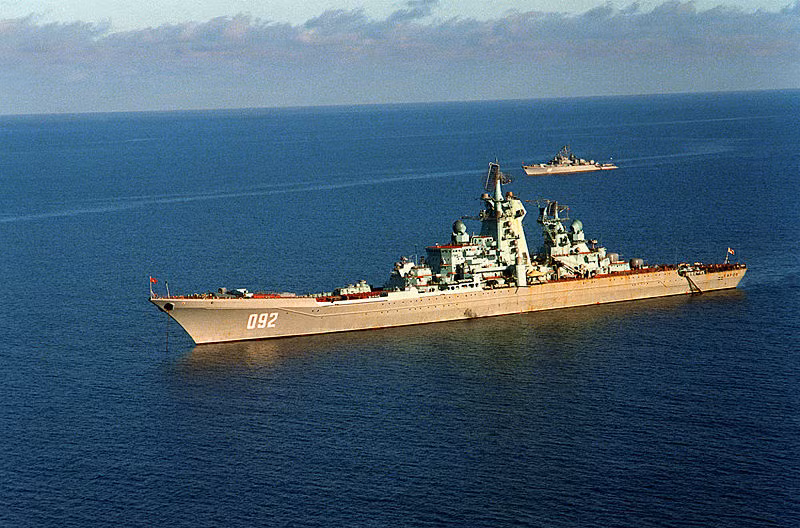 Đô đốc Ushakov (tên cũ là Kirov) được khởi đóng năm 1974, chính thức biên chế tháng 12/1980, còn Đô đốc Lazarex (tên cũ là Frunze) khởi đóng năm 1978, chính thức biên chế tháng 12/1984. Với quyết định trên, Hải quân Nga hiện chỉ còn một chiếc thuộc Đề án 1144 Orlan hoạt động mang tên Pyotr Velikiy, còn một chiếc khác mang tên Đô đốc Nakhimov đang trong quá trình đại tu nâng cấp. Hi vọng rằng Hải quân Nga sẽ không vì kinh phí mà cắt nốt chiếc thứ 3. Nguồn ảnh: Wikipedia