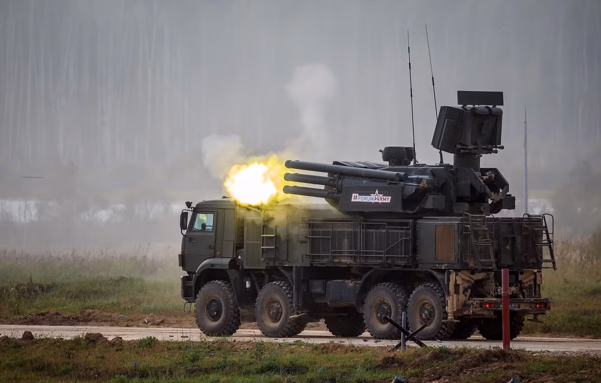 Cấu hình một hệ thống Pantsir-S gồm hai khẩu pháo tự động 2A38M 30mm và 12 đạn tên lửa phòng không 57E6. Trong đó, hai khẩu 2A38 đạt tốc độ bắn tổng 5.000 phát/phút, tầm bắn từ 200m tới 4km, độ cao từ 0m tới 3km. Nguồn ảnh: Wikipedia