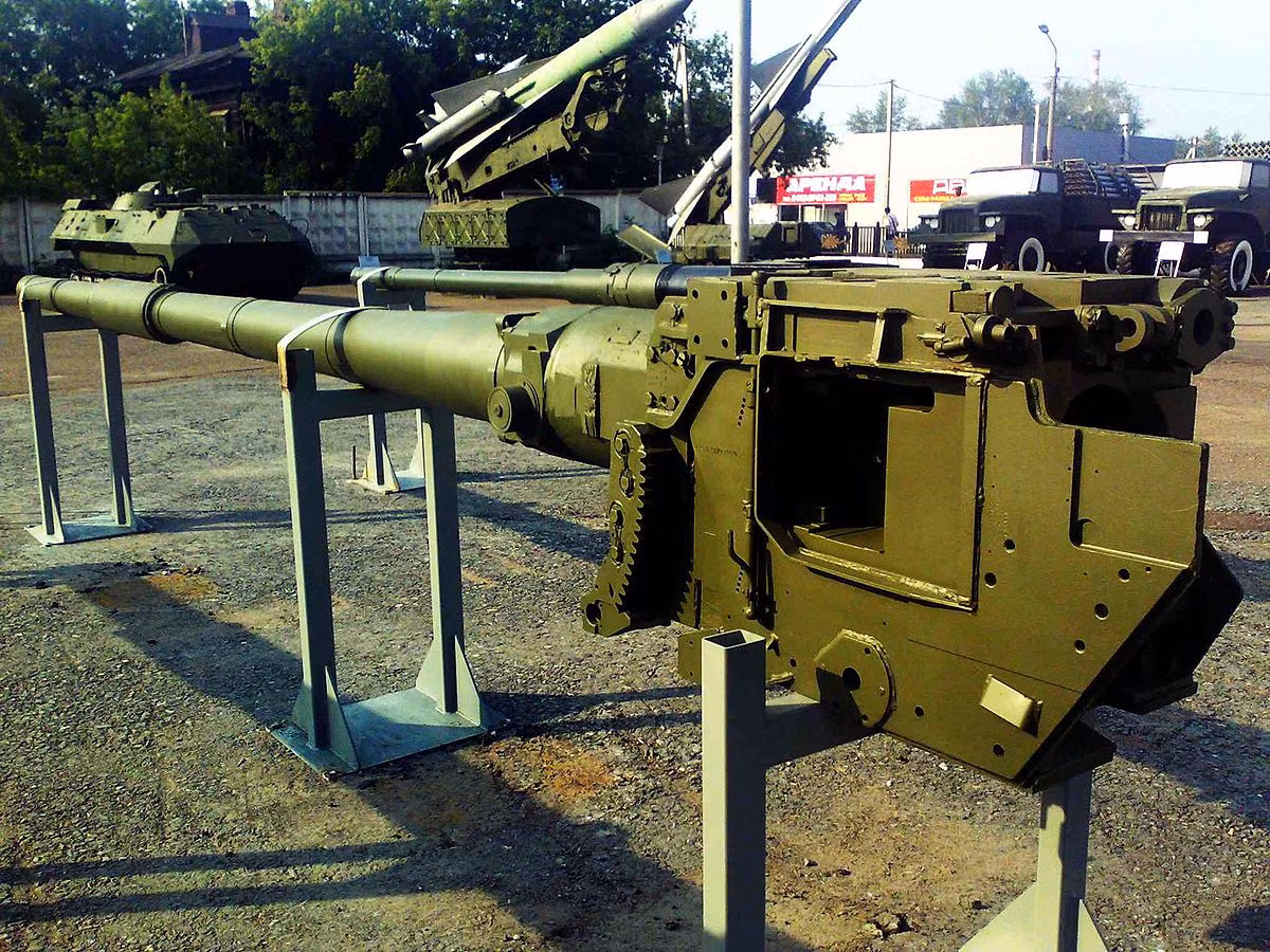Về mặt hỏa lực, T-90S/SK được trang bị khẩu pháo nòng trơn 125mm 2A46M có thể bắn vô số loại đạn bao gồm cả tên lửa chống tăng 9M119M Refleks xuyên 950mm thép đồng nhất sau ERA. Nguồn ảnh: Wikipedia
