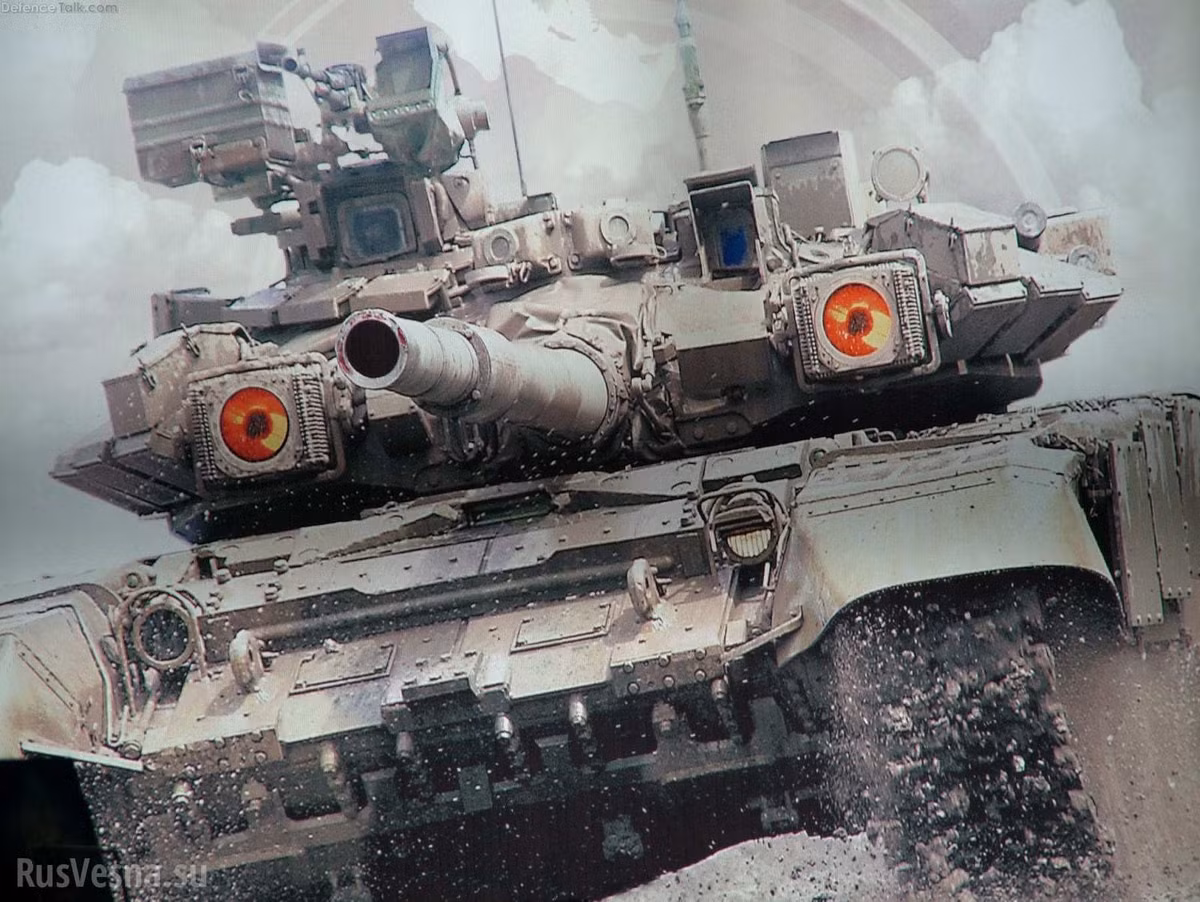 Về cấp độ bảo vệ, dựa theo hình ảnh rò rỉ thì các xe tăng T-90S/SK của Việt Nam có vẻ như nhận hệ thống phòng vệ tương đương các xe tăng T-90A với đầy đủ 3 lớp: giáp composite; giáp phản ứng nổ Kontakt-5 và đặc biệt là hệ thống phòng vệ chủ động Shtora-1 với “hai mắt đỏ” nổi tiếng. Nguồn ảnh: RusVessna