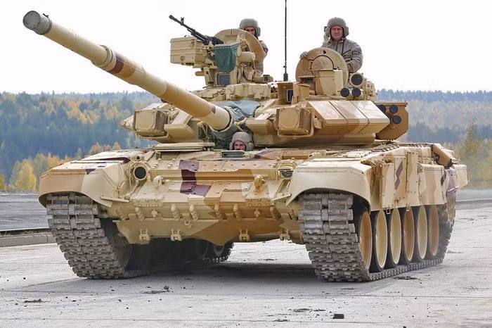Theo một nguồn tin ngoại giao - quân sự cho biết, hợp đồng mua 64 T-90S/SK đã được Việt Nam ký vào năm 2016 theo gói tài trợ tín dụng của Moscow. Chúng ta nhập khẩu hai phiên bản gồm: T-90S - phiên bản xuất khẩu tiêu chuẩn và T-90SK - phiên bản tăng chỉ huy. Nguồn ảnh: contact-army