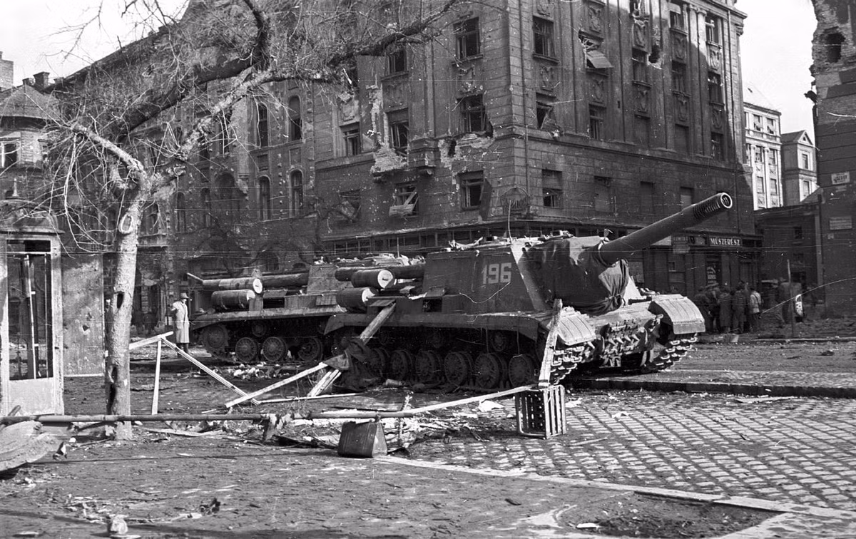 Sau năm 1945, ISU-152 còn xuất hiện trong một vài cuộc chiến tranh ở Trung Đông trước khi rút vào "hậu trường" hoàn toàn. Ở Liên Xô, chúng được hồng quân sử dụng tới thập niên 1970 mới loại biên chế. Nguồn ảnh: Wikipedia