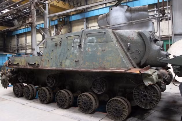 Theo tập đoàn công nghệ cao ROSTEC, các chuyên gia của Nhà máy kỹ thuật giao thông vận tải Omsk đang tiến hành khôi phục hai phương tiện chiến đấu hạng nặng gồm xe tăng IS-2 và pháo tự hành ISU-152. Nguồn ảnh: Omsk