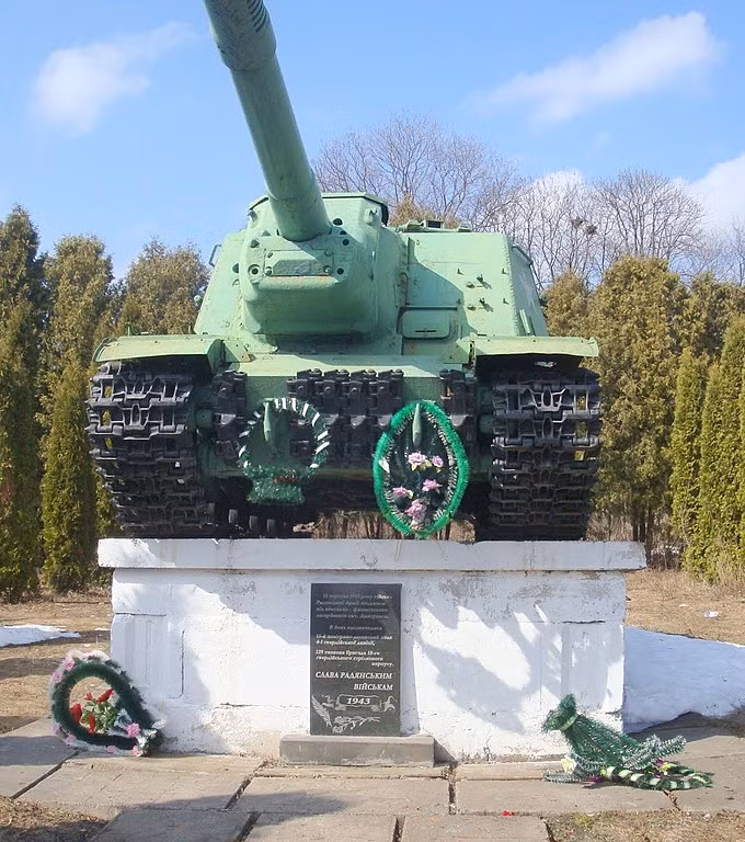 Hiện nay, ISU-152 trở thành “tượng đài” ở nhiều thành phố anh hùng nước Nga trong chiến tranh thế giới thứ 2. Tuy vậy, để kiếm một chiếc còn có thể hoạt động được là không phải dễ, đó là nhiệm vụ mà nhà máy Omsk phải thực hiện, chiếc ISU-152 sẽ được dùng cho các sự kiện lớn của đất nước như các dịp kỷ niệm Ngày Chiến thắng 9/5. Nguồn ảnh: Wikipedia