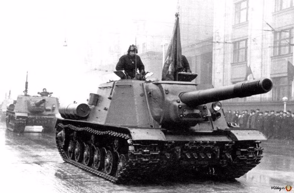 ISU-152 là một trong những loại pháo tự hành xung kích mạnh nhất của Liên Xô trong chiến tranh Vệ quốc vĩ đại. Dù không phải là pháo chống tăng đích thực, nhưng pháo 152mm của nó có thể quét sạch mọi xe tăng hạng trung - hạng nặng tốt nhất phát xít Đức lúc bấy giờ. Điều đó đưa nó trở thành một trong những cơn ác mộng kinh khủng với bè lũ quân phát xít. Nguồn ảnh: Wikipedia